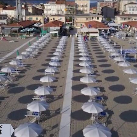 Front Beach Apartments Viareggio Extérieur photo